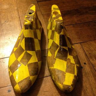 Zapatos de madera pintados a mano